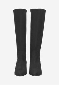 Bottes noires en daim au-dessus du genou avec une texture lisse, un bout carré et une fermeture éclair sur le côté intérieur.