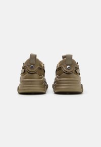 Steve Madden POSSESSIONE - Baskets basses - olive distressed