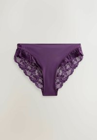 Violetas sieviešu bikini biksītes ar ziedu mežģīņu sāniem uz neitrāla fona.