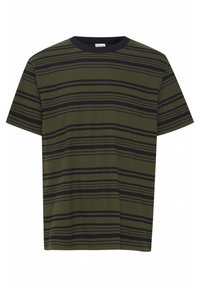 Camiseta de algodón de color verde oliva con mangas cortas, con rayas horizontales negras. Diseño de cuello redondo y corte holgado.
