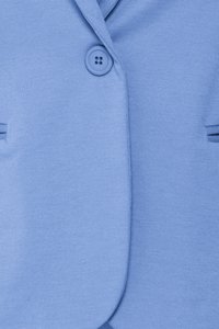 Hellblauer Blazer mit einem runden Knopf und Revers mit Kerbe, zeigt einen Teil von zwei seitlichen Taschen.