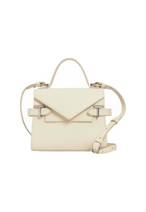 Borsa in pelle color crema con chiusura a patta triangolare, dettagli in metallo argentato, manico superiore e tracolla staccabile.