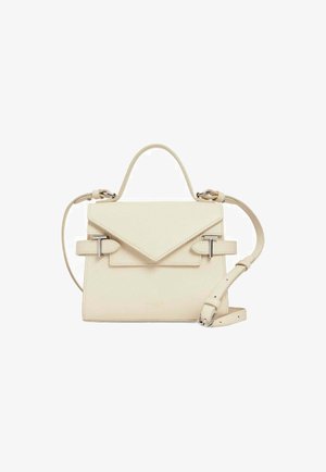 Handtasche aus cremefarbenem Leder mit einer dreieckigen Klappe als Verschluss, silbernen Hardware-Akzenten, einem oberen Griff und einem abnehmbaren Schulterriemen.