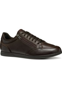 Scarpa in pelle marrone con superficie testurizzata, lacci e zip laterale. Design elegante con suola in gomma a profilo basso e dettagli di cucitura sottili.