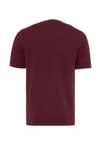 Pull en maille rouge foncé à manches courtes vu de dos avec un col rond et un ourlet et des poignets côtelés.