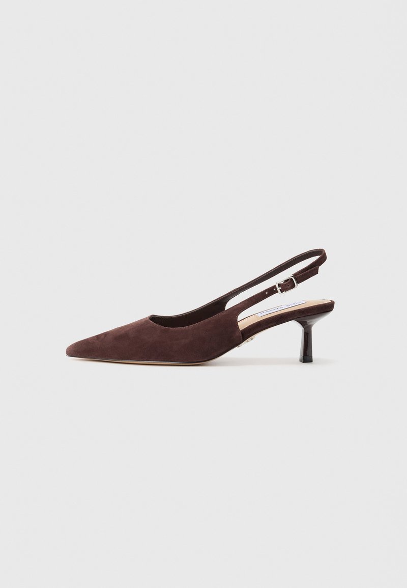 Ruske nubuk slingback čevlje s koničastim nosom in tankim peto. Vsebujejo prilagodljiv trak z metalno zaponko.