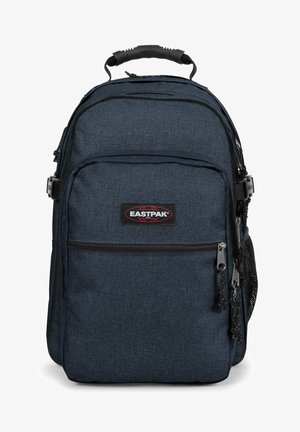 Donkerblauwe Eastpak rugzak met een textuurstof, meerdere ritssluitingen, gevoerde schouderbanden en een handvat aan de bovenkant voor het dragen.