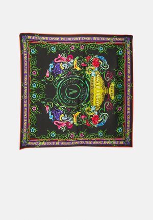 Écharpe carrée noire avec un motif floral coloré et un vase doré orné, des accents de vigne verte, et une bordure avec le texte « Versace Jeans Couture ».