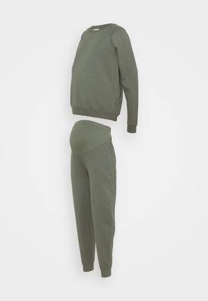 Olivgrünes Schwangerschafts-Sweatshirt und Hosen-Set mit elastischem Bund und enganliegenden Bündchen, entworfen für Komfort und dehnbare Passform.