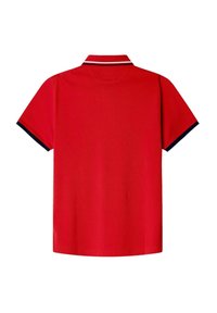 Polo rosso a maniche corte, con un bordo contrastante blu navy sul colletto e sui bordi delle maniche. Tessuto dalla texture liscia, vestibilità classica.