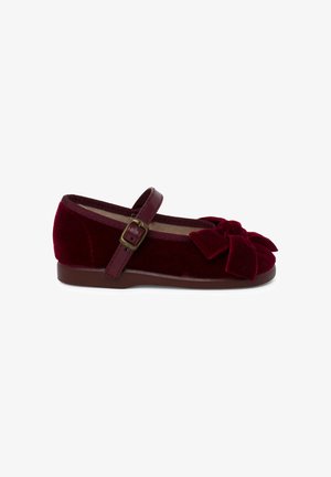 Samtig, burgunderfarbener Mary-Jane-Schuh mit einer breiten Zehenpartie, einer Stoffschleife auf der Vorderseite und einem verstellbaren Riemen, der mit einer Messingschnalle gesichert ist.