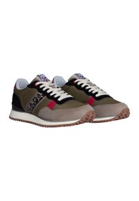 Zapatillas deportivas con una mezcla de ante y malla en verde oliva, negro y rojo. Presentan un cuello texturizado en gris y cordones blancos. Suela de goma resistente.