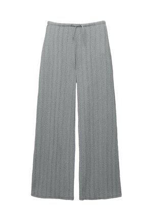 Pantaloni largi de culoare gri deschis, dintr-un material moale și texturat, cu dungi verticale și o talie elastică cu șnur.
