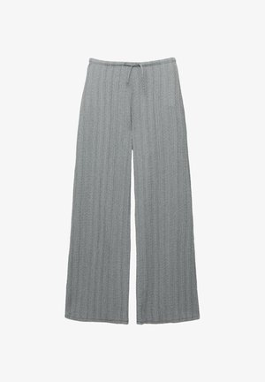 Široke hlače svetlo sive barve, narejene iz mehke, teksturirane tkanine z navpičnimi črtami in elastičnim pasom s trakcem.