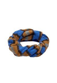 Pleciona ozdoba do włosów w odcieniach niebieskiego, brązowego i szarego, z kręconym wzorem i miękką, fakturowaną tkaniną.