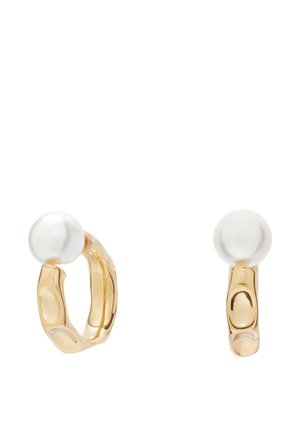 Guldøreringe med glatte hvide perler, der viser et glat, rundet design med teksturerede detaljer på metallet.