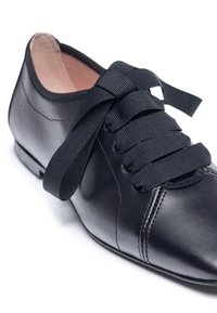 Scarpa nera in pelle con punta rotonda, caratterizzata da una superficie liscia, dettagli di cucitura nella parte anteriore e lacci in nastro neri.