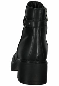 Botín de cuero negro hasta el tobillo con punta redondeada, hebilla decorativa y un tacón bajo tipo bloque. Textura suave y detalles de costura vertical.