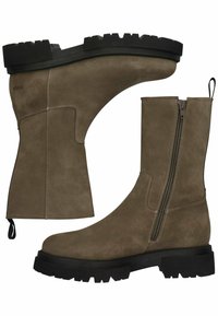 Botas de tobillo de ante verde oliva con cremallera lateral, suela de goma negra gruesa y costuras reforzadas. Cuenta con una lengüeta para facilitar su colocación.