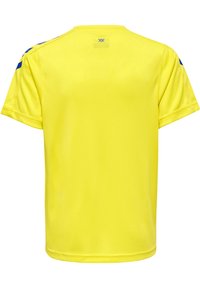 Gul atletisk t-shirt med korte ærmer, lavet af et glat, letvægtigt stof. Har en rund hals og kontrasterende detaljer på skuldrene.