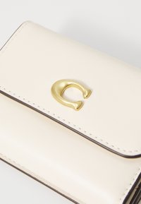 COACH ESSENTIAL CARD HOLDER WALLET - Wallet - chalk