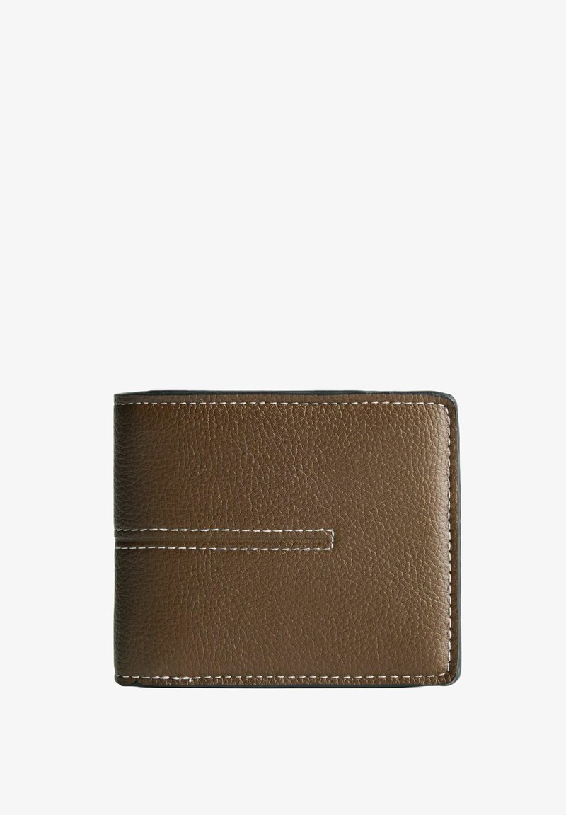 Portafoglio in pelle marrone con texture e dettagli di cucitura bianca su uno sfondo bianco, chiuso e mostrato in orizzontale.