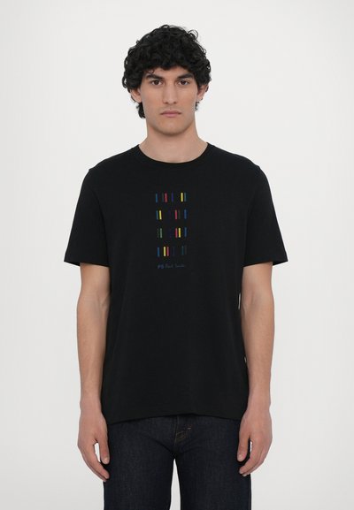 Czarny bawełniany t-shirt z wielokolorowym wzorem w paski z przodu. Krótkie rękawy i okrągły dekolt. Prosty krój.