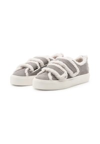 Scarpe slip-on in camoscio grigio con fodera bianca soffice e tre fasce larghe. Presentano una suola in gomma bianca spessa per un comfort aggiuntivo.