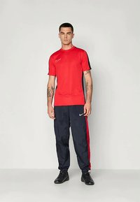 Nike Performance TOTAL 90 TRACK PANT - Jogginghose - black/gym red/sail
