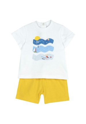 Biała koszulka z grafiką słońca, łodzi i fal; zestawiona z żółtymi szortami. Bawełnowy materiał, krótkie rękawy i luźny krój.