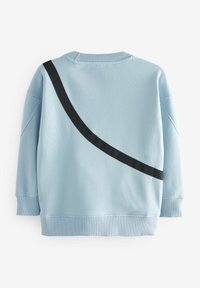 Gaiši zils džemperis ar melnu diagonālu akcenta strīpu. Iespējo apaļu kaklu, garas piedurknes un ribotas aproces un apakšmalu.