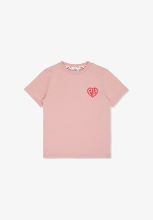 Lys pink bomulds t-shirt med korte ærmer, rund hals, og et rødt hjerte logo med "FILA" i midten på venstre side.
