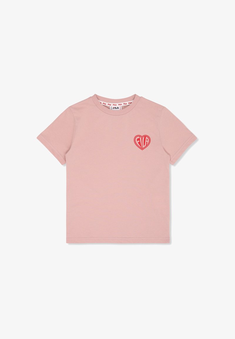 Lys pink bomulds t-shirt med korte ærmer, rund hals, og et rødt hjerte logo med "FILA" i midten på venstre side.