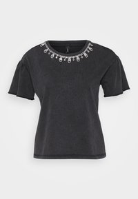 Zwarte t-shirt met korte mouwen en een ronde halslijn, voorzien van een decoratieve bedelversiering langs de hals en een ontspannen pasvorm.