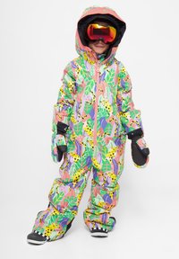 Combinaison de neige isolée et colorée avec un motif floral en rose, vert et jaune, dotée d'une capuche, de moufles et d'une fermeture éclair intégrale.