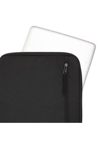 Schwarze Laptop-Hülle mit Reißverschluss und glatter Außenfläche; oben teilweise geöffnet, wobei ein silberner Laptop sichtbar ist. Verfügt über einen strukturierten Stoff.