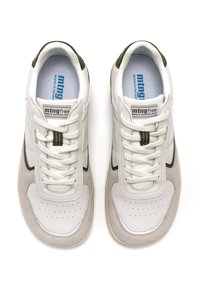 Sneakers bianche con dettagli verdi, in pelle e camoscio, suole testurizzate, punte traforate e lacci piatti.