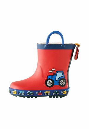Roter Kinder-Gummistiefel mit blauem Besatz und Griff, verziert mit bunten Traktorbildern an der Seite und um die Sohle herum.