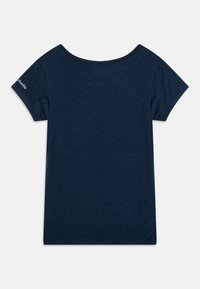 Marineblå kortermet t-skjorte med rund halslinning og en jevn tekstur. Har en liten hvit logo på venstre skulder.
