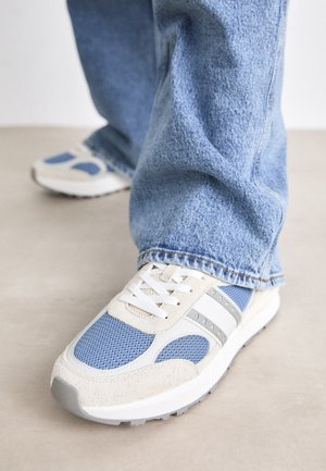 TECH RUNNER - Trainers - newsprint