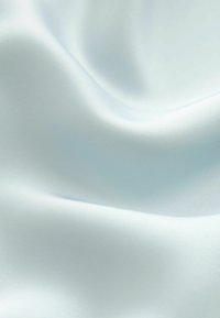 Tela de satén azul claro con una textura suave y brillante, que presenta suaves ondas y un sutil brillo en la superficie.