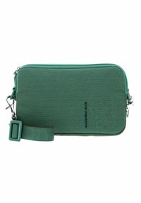 Pochette textile rectangulaire verte avec un motif texturé, fermeture éclair et bandoulière amovible. Dotée de ferrures argentées et d'un détail logo.