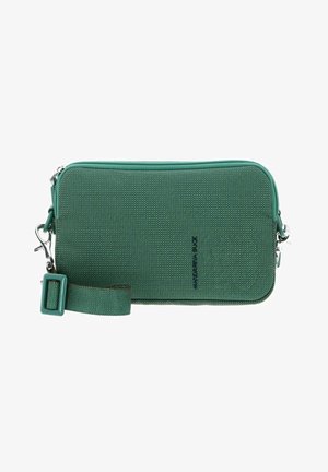 Pochette textile rectangulaire verte avec un motif texturé, fermeture éclair et bandoulière amovible. Dotée de ferrures argentées et d'un détail logo.