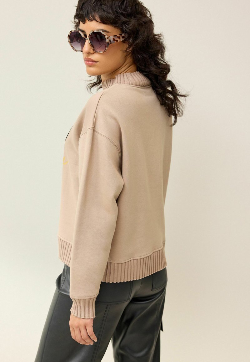 Next HIGH NECK JADORE HEART GRAPHIC - Sweatshirt - neutral brown/beige -  ZALANDO.FR