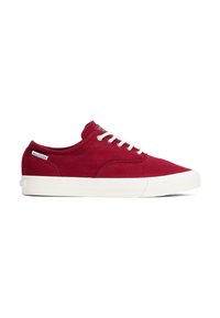 Rote Canvas-Sneaker mit weißer Gummisohle, runder Zehenpartie und Schnürung vorne. Enthält ein Markenetikett in der Nähe der Ferse und gestickte Details.