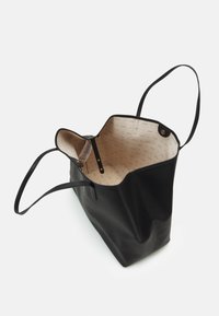 Czarna skórzana torba typu tote z teksturowanym wykończeniem, otwarty górny zapięcie i dwoma długimi uchwytami. Wnętrze wykończone jasnym materiałem z powtarzającym się wzorem logo.