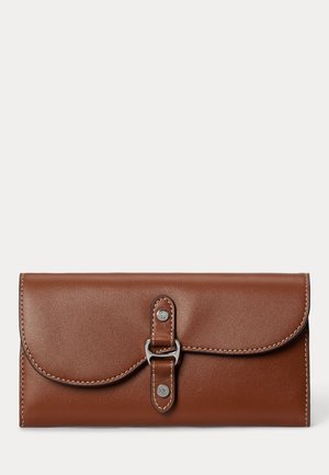 Hnedá kožená peňaženka s bielym prešívaním, predným klopou zabezpečenou remienkom a striebornou prackou s reliéfnym logom.