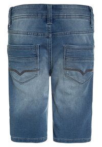 Pantalones cortos de mezclilla en un lavado azul claro con una textura deslavada. Cuenta con dos bolsillos traseros con costuras contrastantes y un diseño de pierna recta.