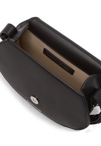 Borsa a tracolla in pelle nera con chiusura a pattina e hardware in argento. L'interno presenta un rivestimento beige e uno slot per carte. Design compatto e arrotondato.