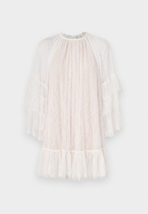 Puha rózsaszín csipkebársony ruha magas nyakkivágással, bő csipke ujjal és fodros alsó résszel. Bonyolult virágos mintázattal díszítve.